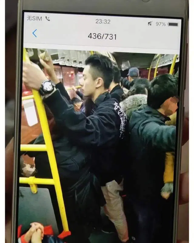 Vương Hạc Đệ là cậu con trai hiếu thảo của bố mẹ. (Ảnh: Internet)