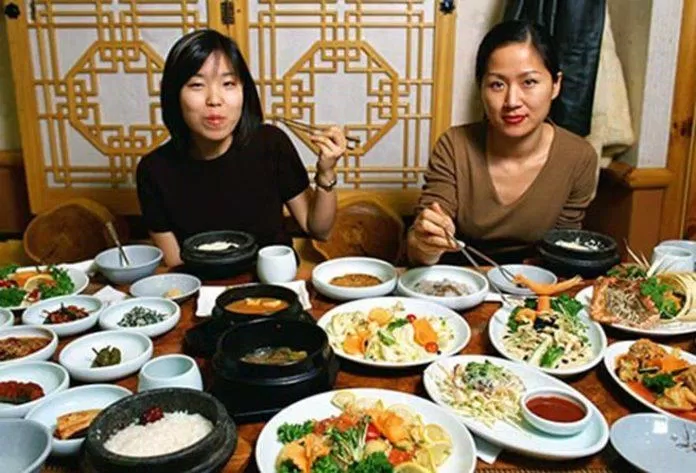 Bữa ăn với nhiều món ăn kèm kiểu Hàn (Ảnh: Internet)