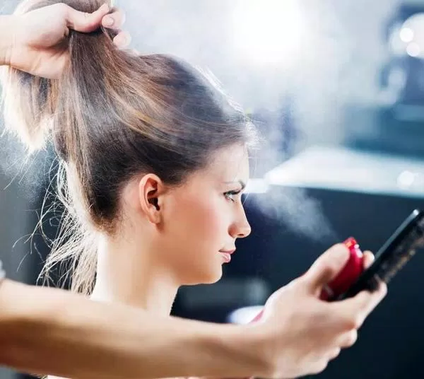 Sử dụng xịt giữ nếp tóc khi cần thiết(Nguồn: Internet)