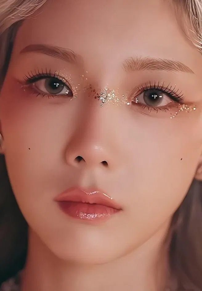 Xu hướng makeup bling lan tỏa từ sân khấu đến đời thường