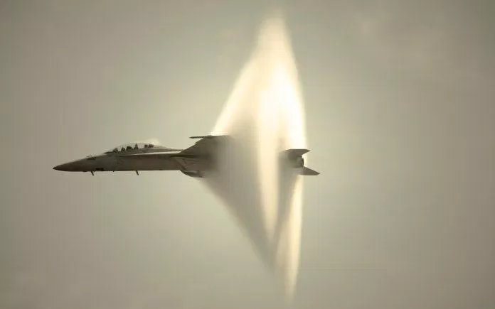 Máy bay tạo ra sóng xung kích với vận tốc cực lớn (Nguồn: Internet)