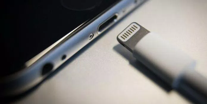 iPhone 14 sẽ còn cổng Lightning hay chuyển sang USB-C? (Ảnh: Internet)