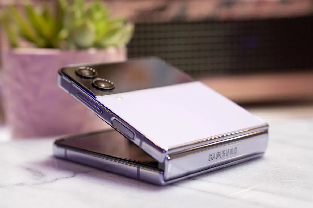 Z Flip 4 có giá khoảng 24 triệu VNĐ (Ảnh: Internet)
