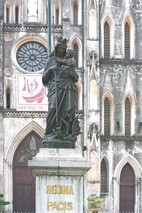 Tượng đài Đức Mẹ trong khuôn viên nhà thờ (Ảnh: Internet)
