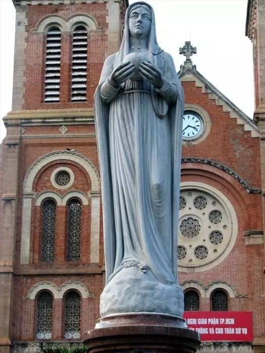 Tượng Đức Mẹ Hòa Bình trong khuôn viên nhà thờ Đức Bà (Ảnh: Internet)