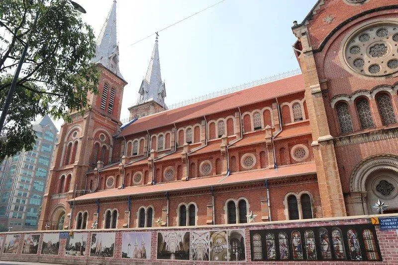 Một góc nhìn khác của nhà thờ Đức Bà (Ảnh: Internet) Một góc nhìn khác của nhà thờ Đức Bà (Ảnh: Internet)