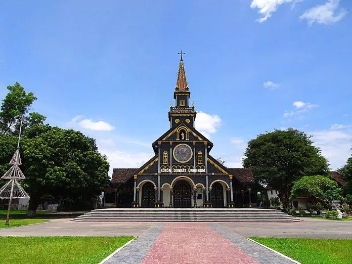 Nhà thờ gỗ Kon Tum (Ảnh: Internet)