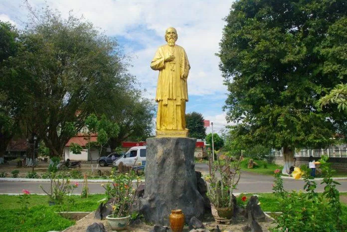 Tượng Đức Cha Martial Jannin Phước đặt trong khuôn viên nhà thờ (Ảnh: Internet)