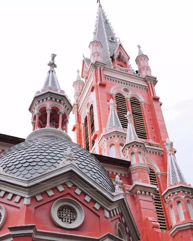 Các tòa tháp của nhà thờ Tân Định Sài Gòn (Ảnh: Internet)