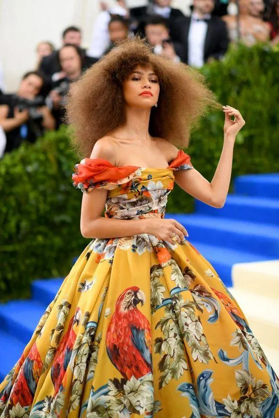 Zendaya xuất hiện tại Met Gala 2017 với chủ đề “Rei Kawakubo/Comme des Garçons: Art of the In-Between” tôn vinh nhà thiết kế người Nhật Bản với những thiết kế độc đáo, nghệ thuật và màu sắc của bà. (Nguồn: Internet).
