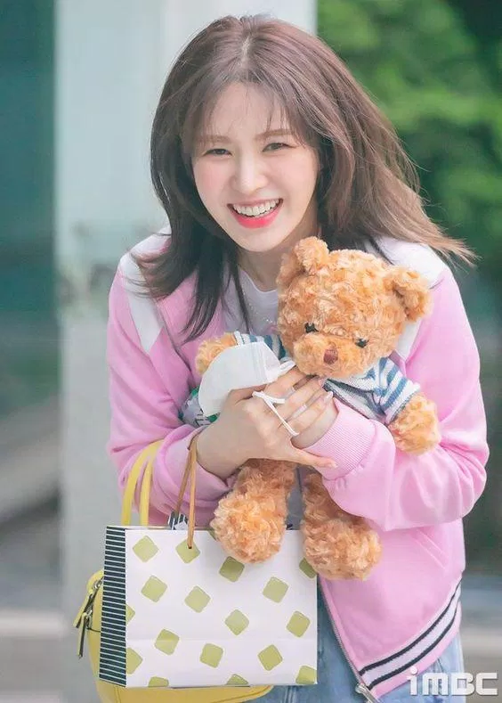 Nụ cười toả nắng của Wendy khi nhận quà của fan tặng. Nguồn: Internet