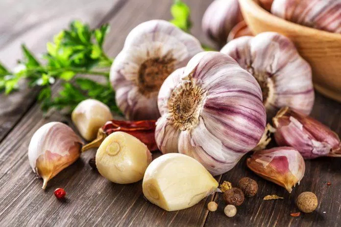 Không chỉ tăng thêm hương vị, tỏi còn là thực phẩm tuyệt vời giúp chúng ta thêm trẻ lâu (Ảnh: Internet) Không chỉ tăng thêm hương vị, tỏi còn là thực phẩm tuyệt vời giúp chúng ta thêm trẻ lâu (Ảnh: Internet)
