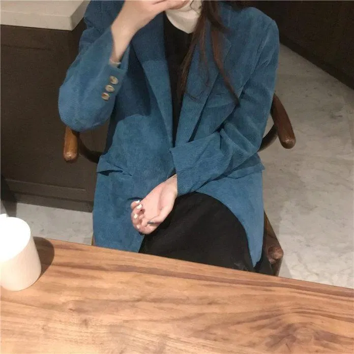 Blazer có thể kết hợp với nhiều màu sắc và phong cách nhưng tốt nhất là blazer trầm với áo trắng hoặc blazer màu sắc với áo đen. Nguồn: internet