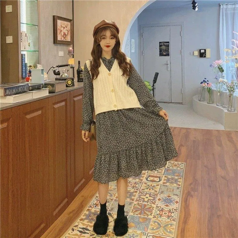 Áo gile kết hợp với váy hoa nhí cũng là một gợi ý cho bạn gái thích sự nữ tính, nhẹ nhàng. Nguồn: internet