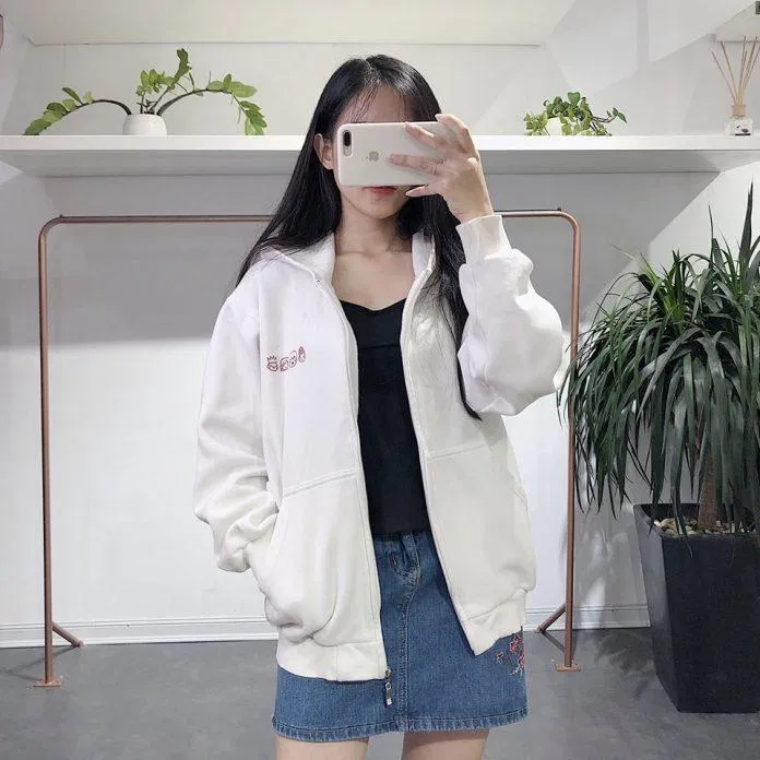 Áo khoác nỉ mix với áo phông và chân váy (Nguồn: Internet)