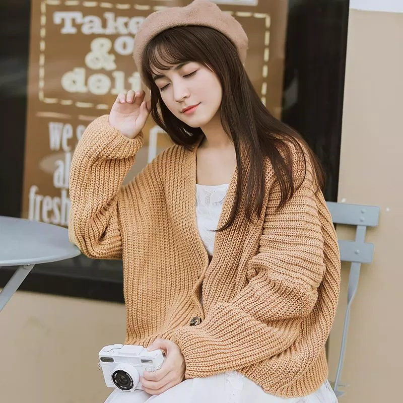 Mix áo cardigan với váy hai dây nhẹ nhàng (Nguồn: Internet)