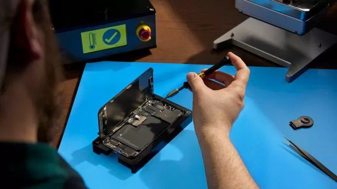 Lần đầu tiên Apple tạo điều kiện cho người dùng tự sửa thiết bị tại nhà bằng các bộ phận chính hãng (Ảnh: Internet) Lần đầu tiên Apple tạo điều kiện cho người dùng tự sửa thiết bị tại nhà bằng các bộ phận chính hãng (Ảnh: Internet)