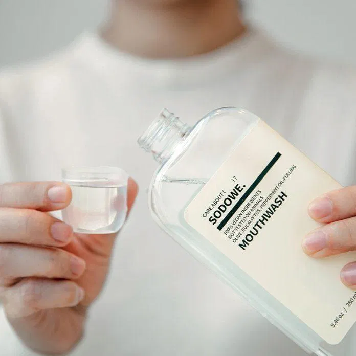 Dầu xúc miệng đem hơi thở thơm mát, sảng khoái ( Nguồn: Internet )