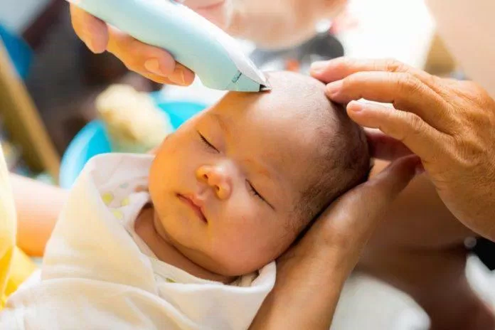 Không nên cạo đầu đầy tháng (cắt tóc máu) (Ảnh: Internet)