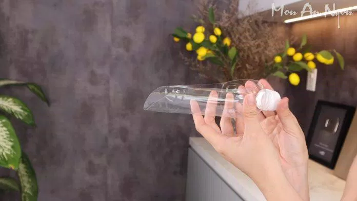 Cắt chai nước suối theo hình để làm dụng cụ lấy bột (Ảnh YouTube: Món Ăn Ngon).