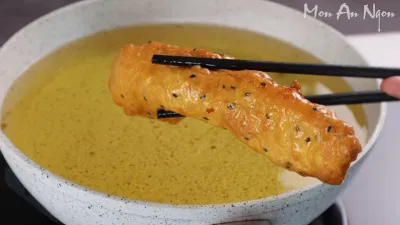 Bánh chuối chiên ngũ cốc vàng óng nóng hổi (Ảnh YouTube: Món Ăn Ngon). Bánh chuối chiên ngũ cốc vàng óng nóng hổi (Ảnh YouTube: Món Ăn Ngon).