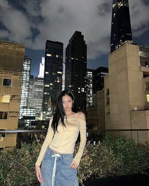 Chiếc áo hở vai và cách tạo dáng vai lệch càng làm tăng thêm sức hút cho Jennie. Nguồn: Internet