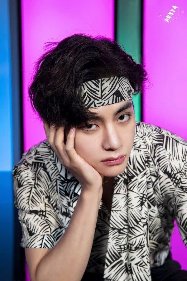 6 thần tượng Kpop mang đến sức hút “có một không hai” nhờ đôi mắt không đều nhau - Kiến thức mới 2024 2 V BTS (Ảnh: Internet)