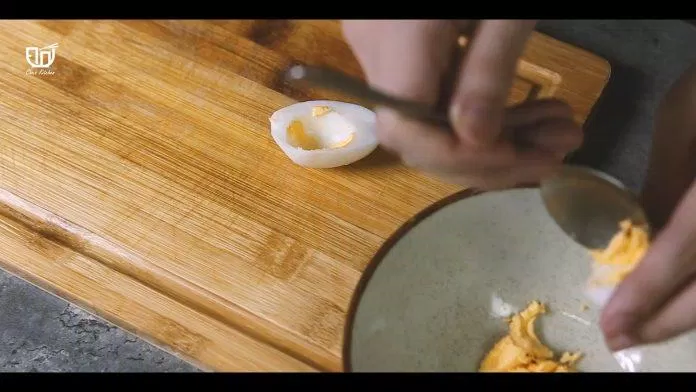 Tách riêng để dễ cắt nhỏ trứng hơn (Ảnh YouTube: ĐÓI). Tách riêng để dễ cắt nhỏ trứng hơn (Ảnh YouTube: ĐÓI).