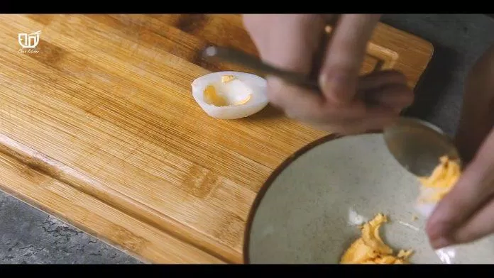 Tách riêng để dễ cắt nhỏ trứng hơn (Ảnh YouTube: ĐÓI).