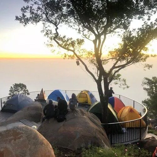 Cắm trại tại đỉnh núi Bà Đen (Nguồn: Internet)