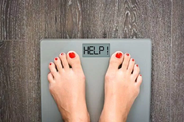 Thường xuyên kiểm tra cân nặng khiến bạn cảm thấy lo lắng và ảnh hưởng đến việc giảm cân (Ảnh: Internet)