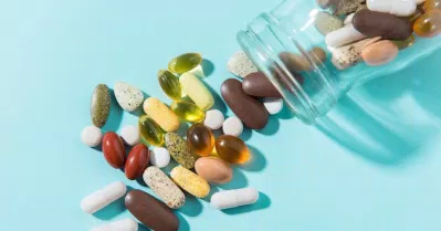 Chăm sóc tóc khô xơ tại nhà bằng viên uống bổ sung vitamin (ảnh: internet)