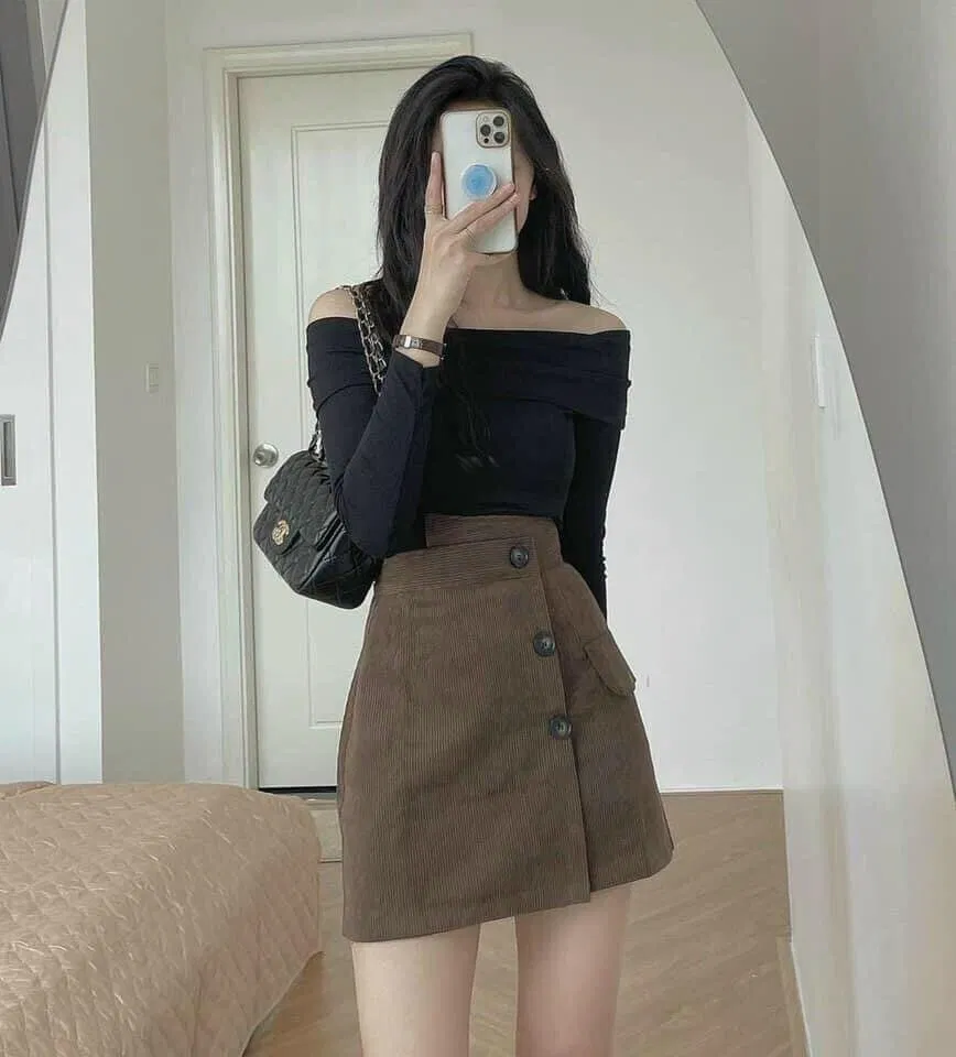 Chân váy nhung tăm ngày càng hot bởi sự tiện dụng và dễ phối của nó. Nguồn: internet