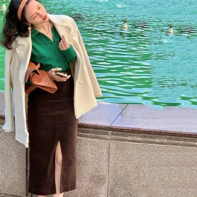 Chân váy nhung tăm dáng ôm cũng có thể áp dụng cho những set đồ công sở của bạn. Nguồn: internet