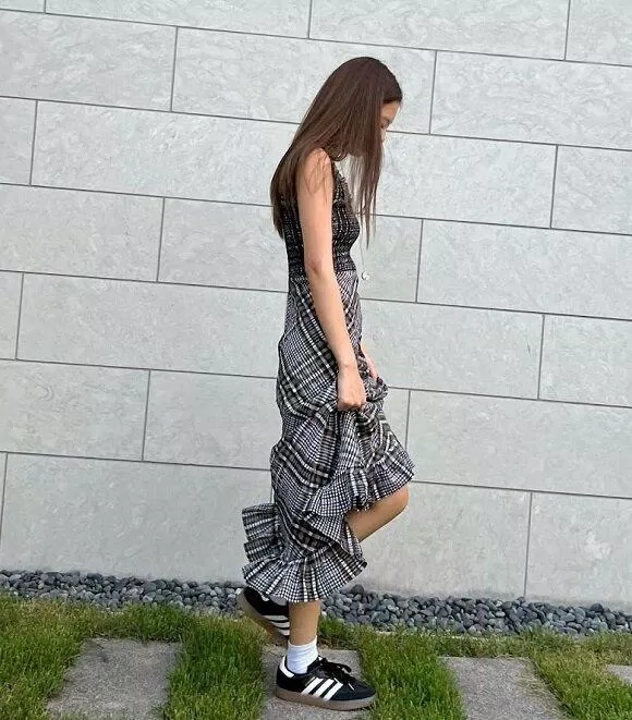 Jennie vô cùng sáng tạo khi kết hợp giữa giày thể thao và chiếc váy điệu đà. Nguồn: Internet