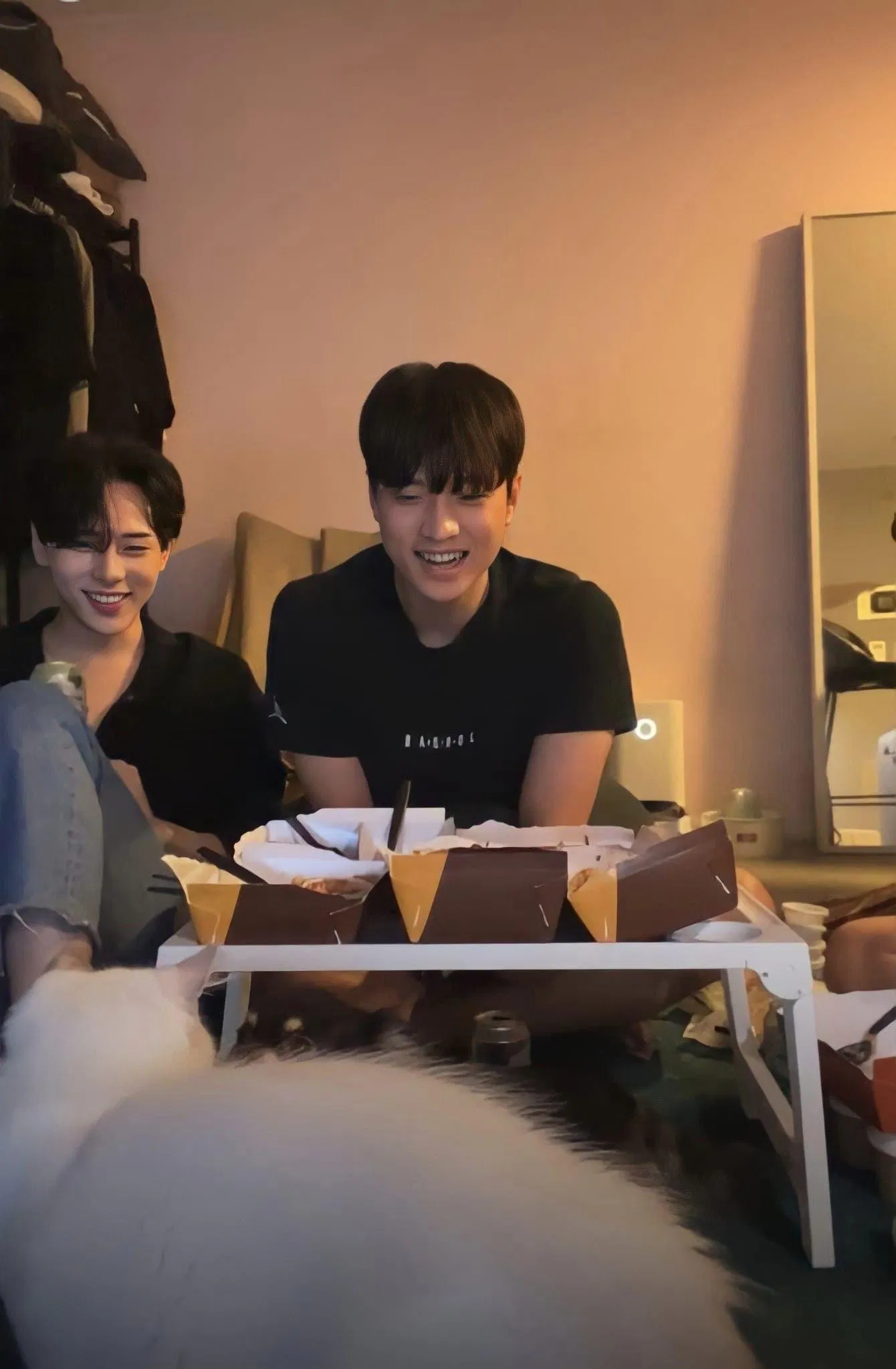 Hình ảnh ChangMin và JungHuyn trong buổi live cùng xem lại show tập cuối