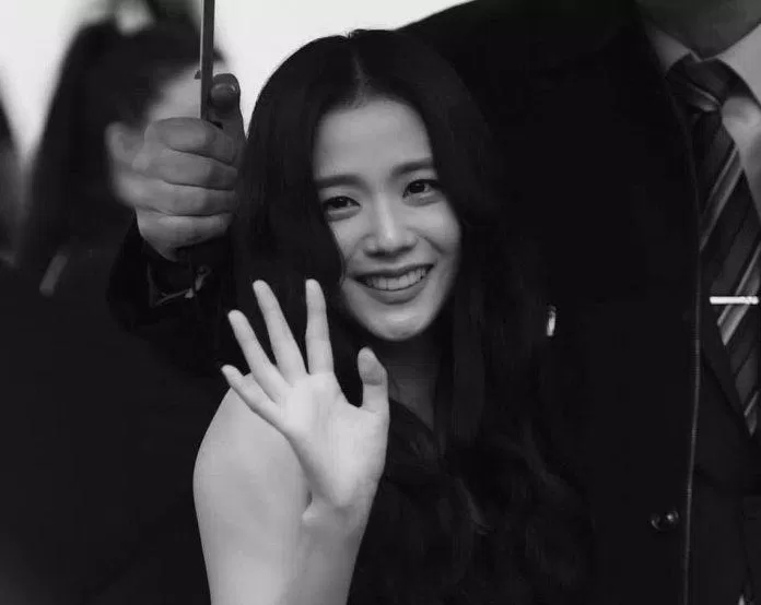 Các thành viên BlackPink bận rộn với lịch trình cá nhân - Kiến thức mới 2024 4 Cô nàng tươi cười giao lưu với người hâm mộ (Ảnh: Internet)
