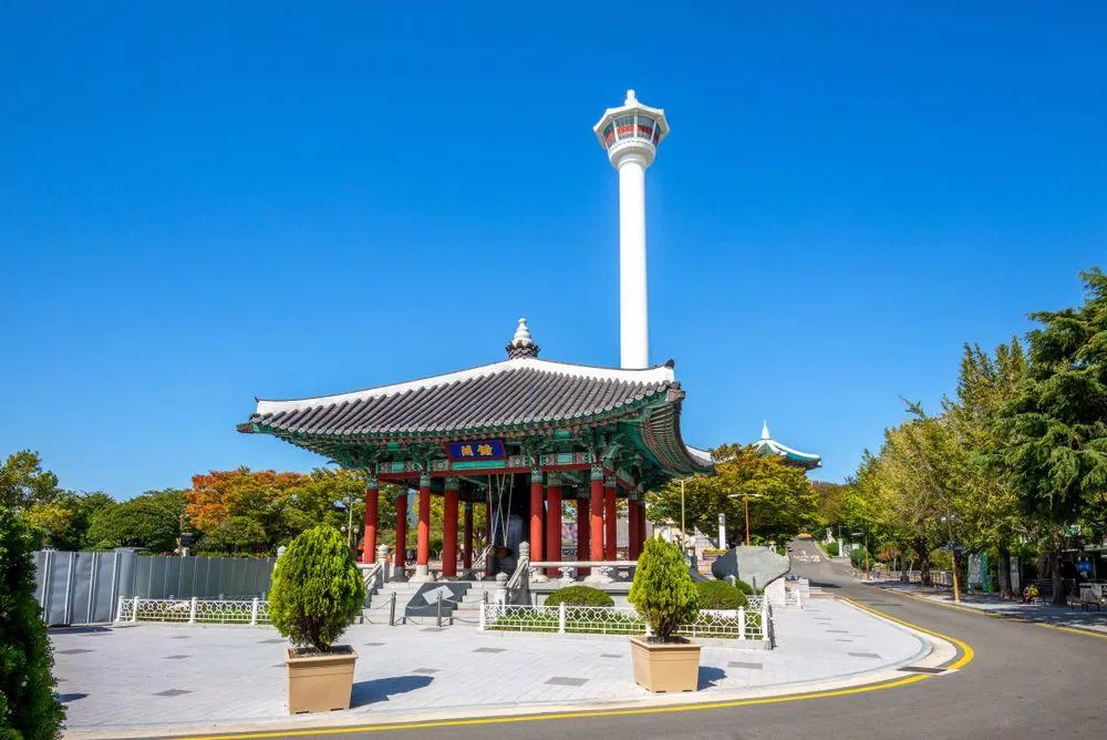 Công viên Yongdusan và tháp Busan tạo nên một khung cảnh tuyệt đẹp (Ảnh: Internet) Công viên Yongdusan và tháp Busan tạo nên một khung cảnh tuyệt đẹp (Ảnh: Internet)