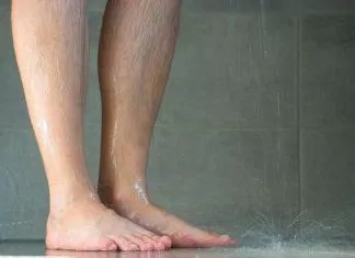 Có nhiều thông tin cho rằng đi tiểu khi tắm giúp bảo vệ môi trường (Ảnh: Internet)