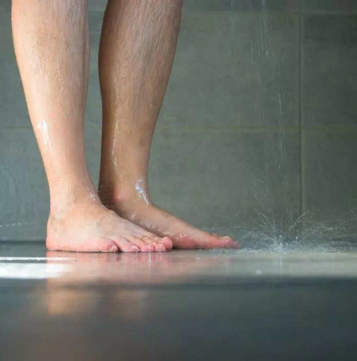 Có nhiều thông tin cho rằng đi tiểu khi tắm giúp bảo vệ môi trường (Ảnh: Internet)
