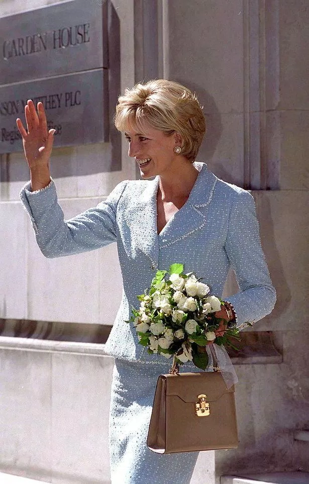 Công chúa Diana trong bộ suit của Chanel ngày ấy (Nguồn: Internet)