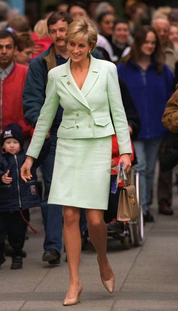 Công chúa Diana trong bộ suit thanh lịch (Nguồn: Internet)