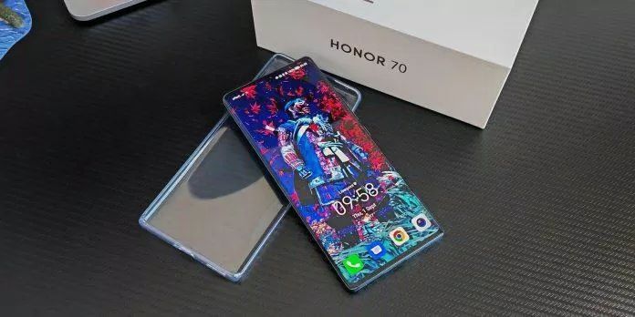 Điện thoại Honor 70 có kèm theo ốp lưng và được dán màn hình sẵn (Ảnh: Internet)