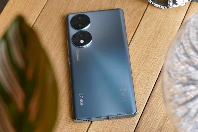 Điện thoại Honor 70 phiên bản màu xanh ngọc (Ảnh: Internet) Điện thoại Honor 70 phiên bản màu xanh ngọc (Ảnh: Internet)