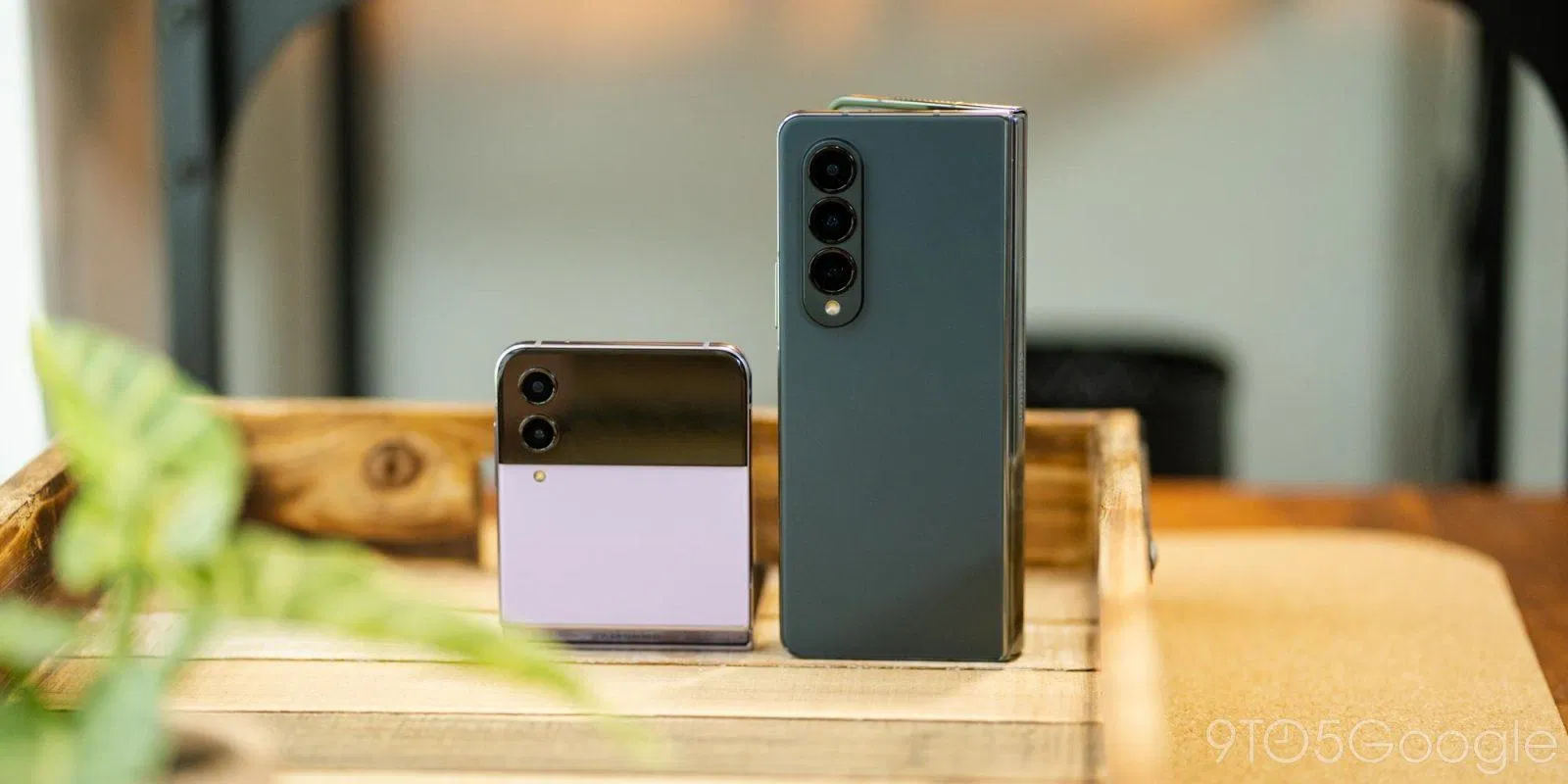 Z Flip gập lại nhỏ gọn hơn Z Fold và dễ cho vào túi hơn (Ảnh: Internet) Z Flip gập lại nhỏ gọn hơn Z Fold và dễ cho vào túi hơn (Ảnh: Internet)