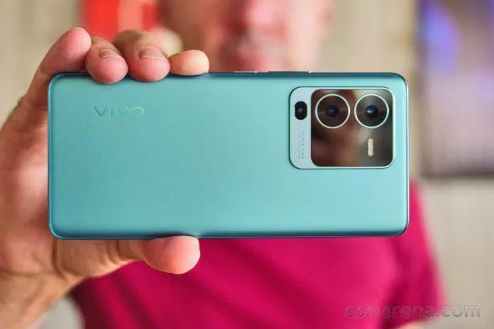 Cụm camera sau của V25 Pro gồm 3 ống kính (Ảnh: Internet) Cụm camera sau của V25 Pro gồm 3 ống kính (Ảnh: Internet)