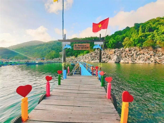 Hải đăng Mũi Đại Lãnh - nơi đón ánh nắng đầu tiên của Tổ quốc (Nguồn: Internet)