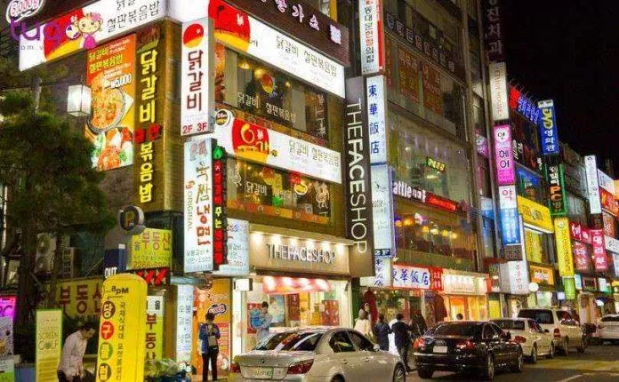 Phố mua sắm Changseon-dong nhộn nhịp về đêm (Ảnh: Internet)