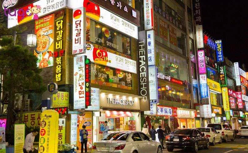 Phố mua sắm Changseon-dong nhộn nhịp về đêm (Ảnh: Internet) Phố mua sắm Changseon-dong nhộn nhịp về đêm (Ảnh: Internet)