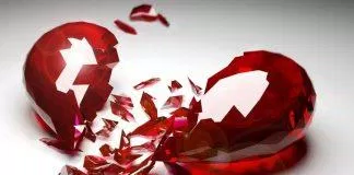 Sự tan vỡ trong tình yêu là kết quả của rất nhiều ô cửa bị vỡ (Ảnh: Internet)